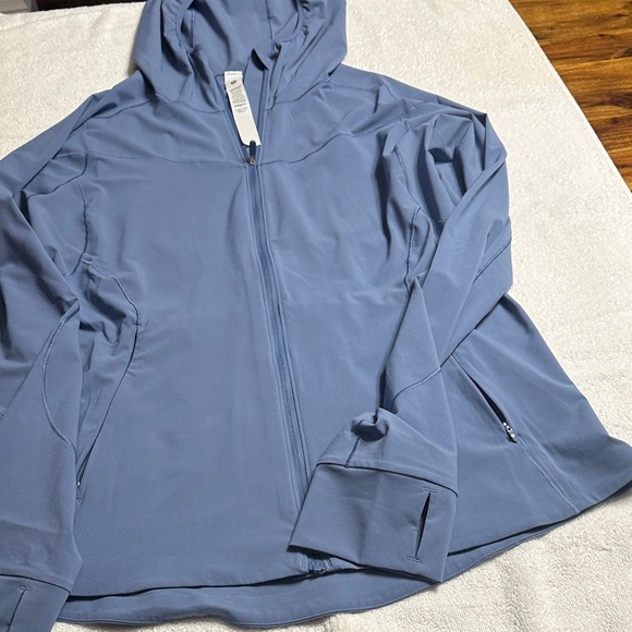 Lululemon Women's Mist Over Windbreaker: Light Blue - Picture 4 of 4